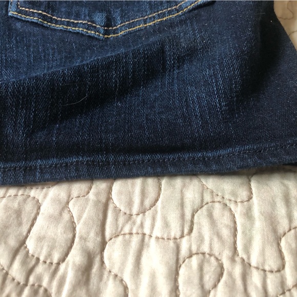 American Eagle dark blue stretchy jean shorts size 8- like new condition - Picture 4 of 6